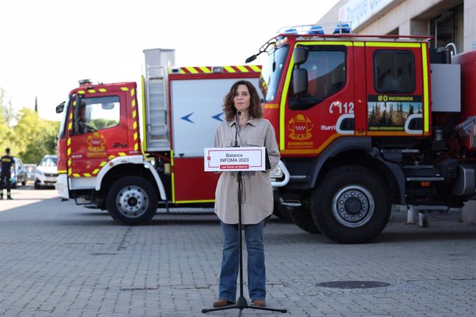 La presidenta de la Comunidad, Isabel Díaz Ayuso, presenta el balance de la campaña anual del Plan Especial de Protección Civil Contra Incendios Forestales de la región (INFOMA), en el Parque de Bomberos de Las Rozas, a 10 de octubre de 2023