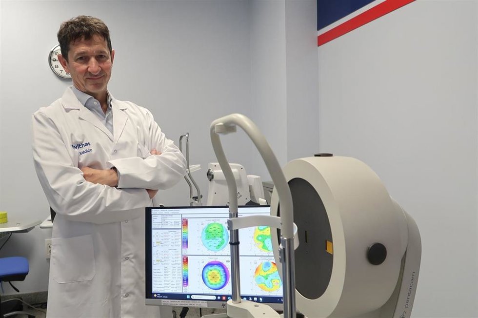 Antonio Ruiz Montero, oftalmólogo del equipo de Clínicas Tecnovisión del Hospital Vithas Sevilla.