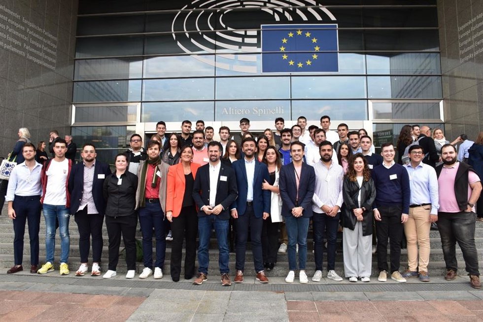 El secretario general del PSOE de Castilla y León, Luis Tudanca, en Bruselas junto a los jóvenes socialistas.