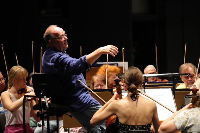 El director Marc Soustrot dirige un ensayo de la ROSS, en una foto de archivo.