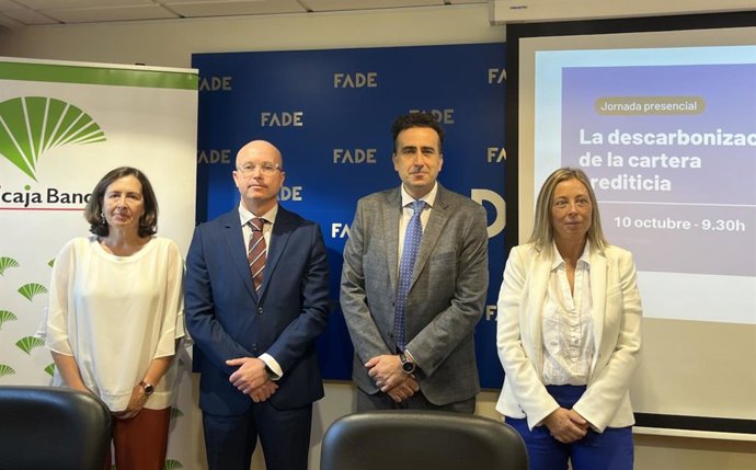 La  Directora  del Área de Desarrollo Empresarial  de  FADE,  Leticia Bilbao; el Director Territorial de Banca de Empresas Norte de Unicaja Banco, José Marcos Fernández; José María López, y Estefanía Iglesias.