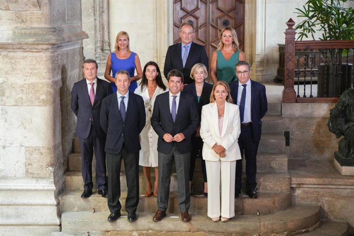 Archivo - Foto de familia durante el acto de toma de posesión de los miembros del Consell de la XI Legislatura en el Palau de la Generalitat, a 19 de julio de 2023, en Valencia, Comunidad de Valencia (España). El nuevo president valenciano ha eliminado 