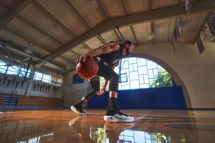 La estrella de la NBA Stephen Curry y Under Armour lanzan las zapatillas de baloncesto 'Curry 11'.