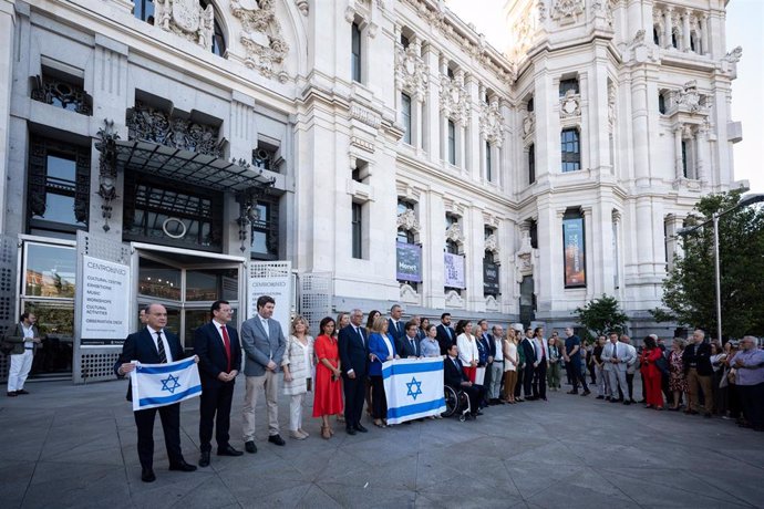 Alcaldes y portavoces del Ayuntamiento de Madrid durante un minuto de silencio por Israel, a 10 de octubre de 2023, en Madrid (España). 