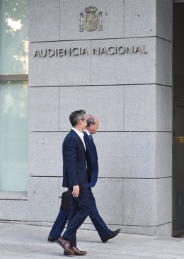 El exseleccionador Jorge Vilda (i) llega a la Audiencia Nacional para tomar declaración como investigado, a 10 de octubre de 2023, en Madrid (España). El juez de la Audiencia Nacional que investiga al expresidente de la Real Federación Española de Fútbo