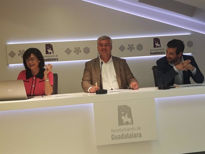 El segundo teniente de alcalde y concejal de Hacienda, Alfonso Esteban, acompañado de los concejales Isabel Nogueroles y José Luis Alguacil