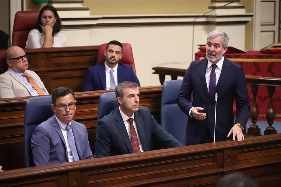 El presidente de Canarias, Fernando Clavijo, interviene en la sesión de control al Gobierno en el Pleno del Parlamento de Canarias