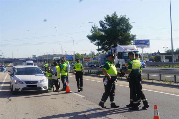 La DGT vigilará las distracciones al volante en una nueva campaña desplegada durante el Puente del Pilar