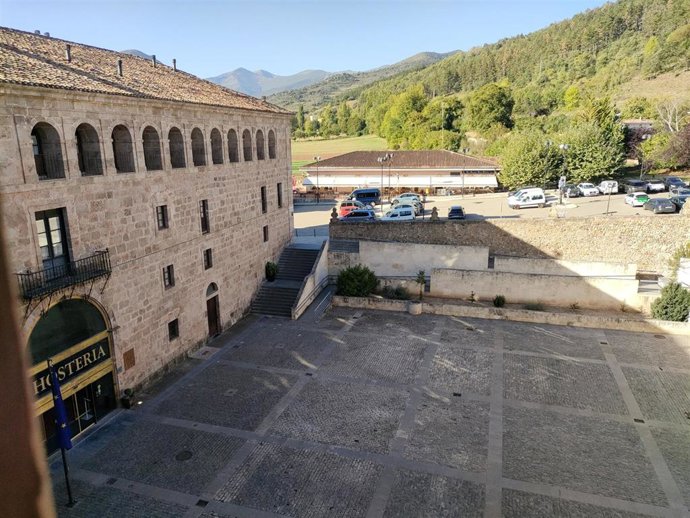 Plaza del Monasterio de Yuso en San Millán de la Cogolla