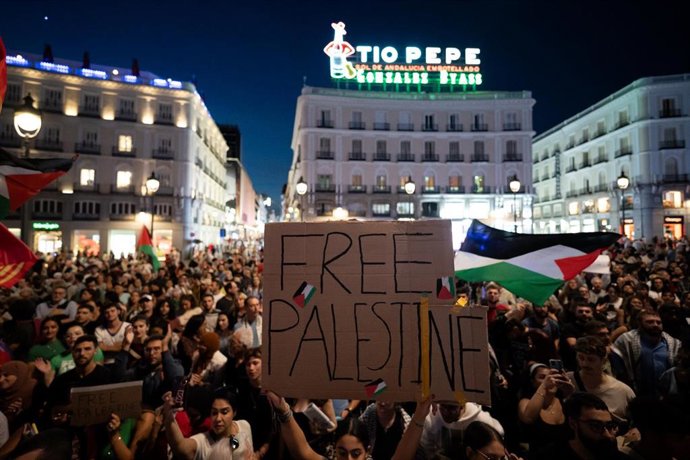 Cientos de personas protestan durante una concentración contra un nuevo acto de terrorismo israelí, en la Puerta del Sol