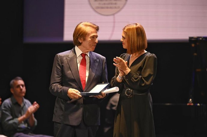 El cantante Raphael recibe el galardón a las Artes y las Letras en la gala de los Premios Ciudad de Alcalá