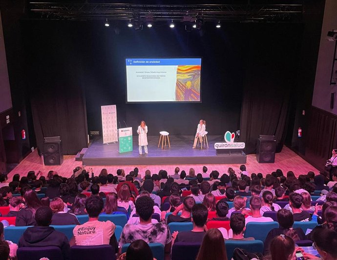 Las doctoras Paloma Carrasco y Raquel Calero, en una de las sesiones formartivas del centro hospitalario.