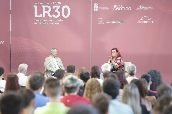 La matemática Clara Grima participa en un coloquio en La Rinconada, dentro de la iniciativa LR30, junto al moderador, Juan Carlos Blanco.