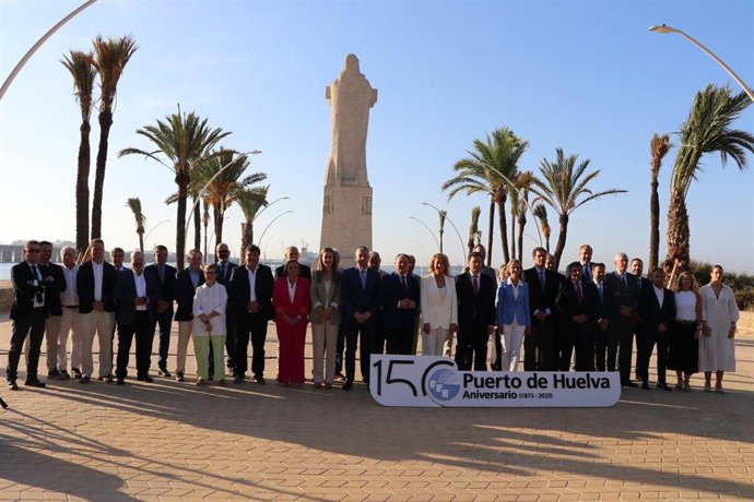 Autoridades en la inauguración de las obras de remodelación del entorno del Monumento a Colón, situada en la zona de la Punta del Sebo.