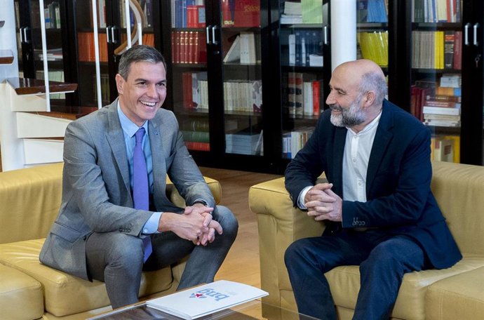 El presidente del Gobierno en funciones, Pedro Sánchez (i), se reúne con el diputado de BNG Néstor Rego (d), durante su ronda de contactos, a 10 de octubre de 2023, en Madrid (España). El presidente del Gobierno en funciones y candidato del PSOE a la re