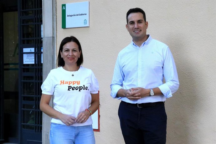 José Latorre, junto a Isabel Uceda, ante la Delegación del Gobierno andaluz en Jaén.