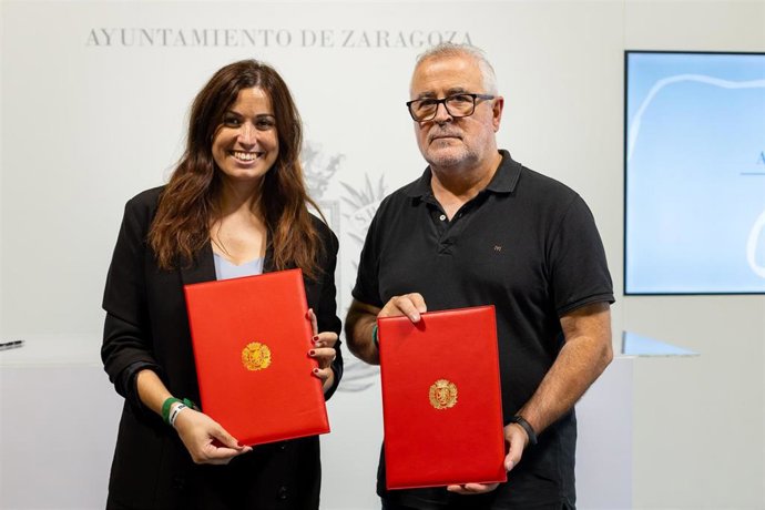El Ayuntamiento de Zaragoza y la Asociación Provincial del Autotaxi han renovado el convenio para el impulso a la adaptación de vehículos que permita su uso por personas con movilidad reducida
