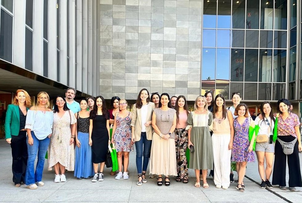 La diputada del Área de Cohesión Social e Igualdad, María Encarnación Fuentes, ha recibido a un grupo de jóvenes que participan en un proyecto de movilidad Erasmus+.