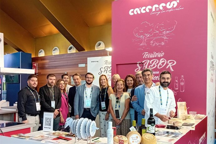 La diputada de Turismo de la Diputación de Cáceres, Elisabeth Martín Declara, asiste a la feria Gastronómika de San Sebastián