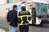 Cádiz recuerda a las víctimas del accidente del autobús con cinco minutos de silencio ante el Ayuntamiento