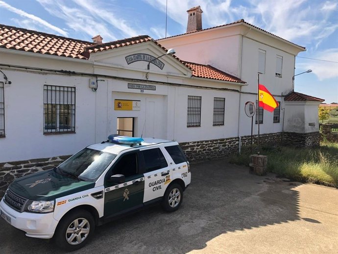 Un coche de la Guardia Civil junto a su puesto en Serradilla.