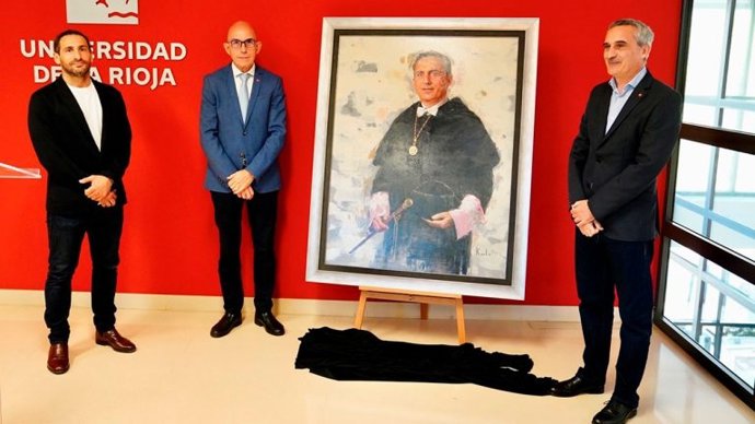 El pintor Larry Karlin, el rector Juan Carlos Ayala junto a Julio Rubio y el retrato de éste