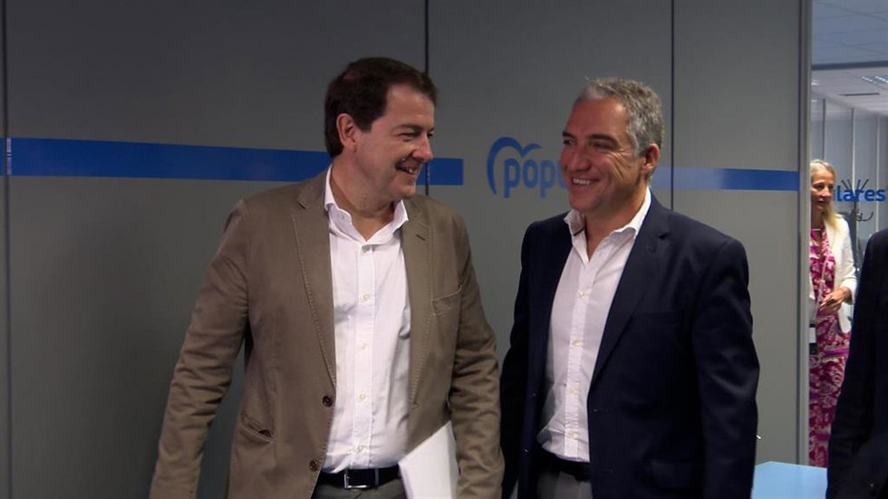 El presidente del PP de Castilla y León, Alfonso Fernández Mañueco, junto al coordinador general del PP, Elías Bendodo, en la Junta Directiva del PPCyL