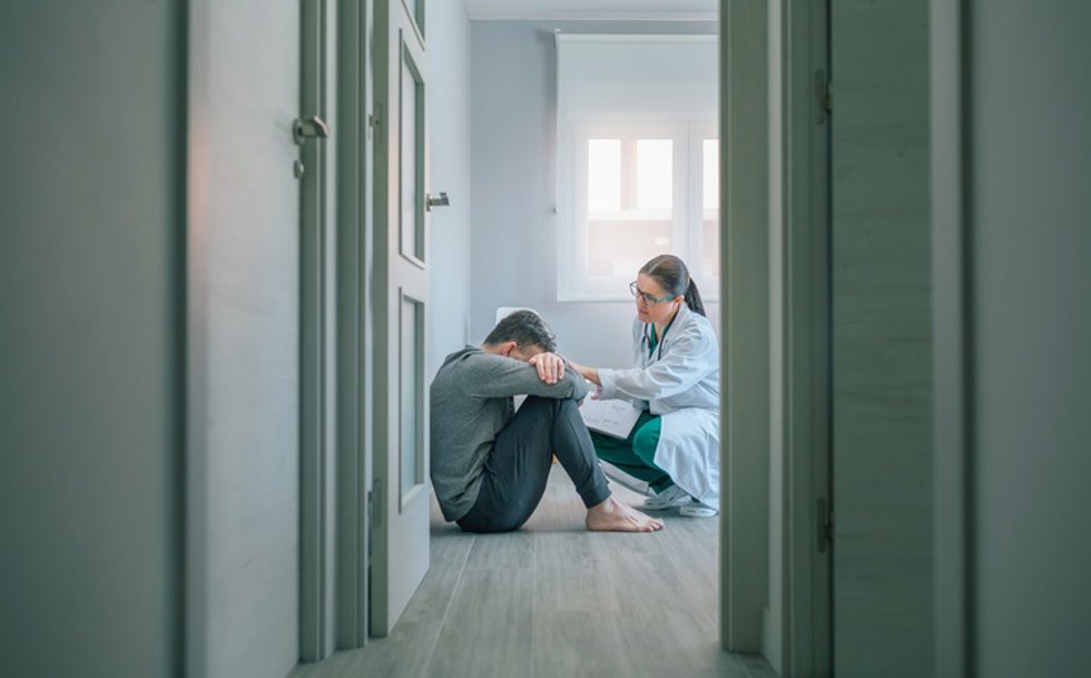 Archivo - Médico de Atención Primaria ayuda a una persona con riesgo de suicidio