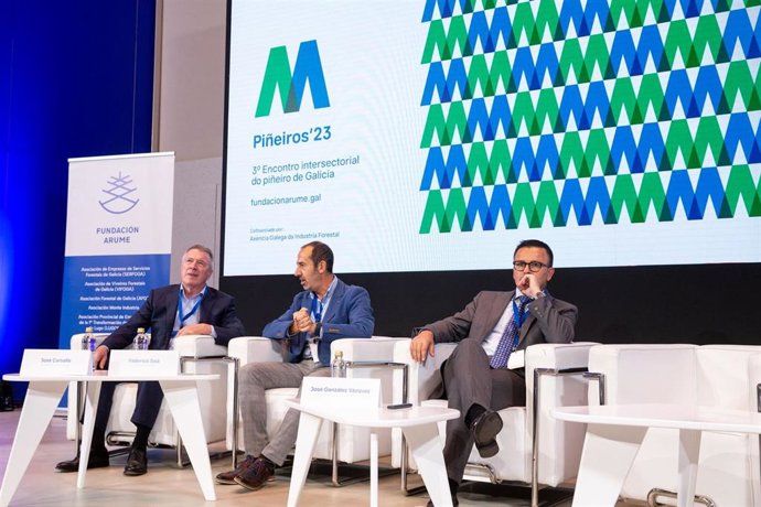 El conselleiro do Medio Rural, José González, en el encuentro forestal Piñeiros 23