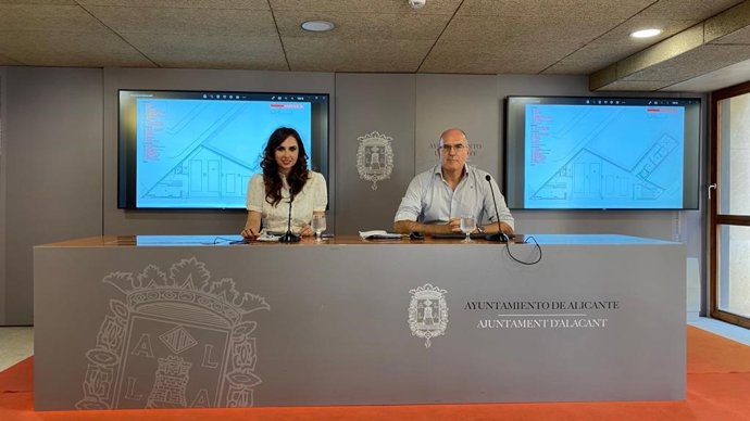 Imagen de los portavoces adjuntos del equipo de gobierno del Ayuntamiento de Alicante, Ana Poquet y Manuel Villar.