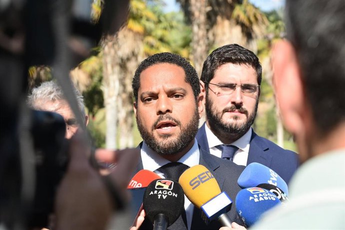 El secretario general de VOX, Ignacio Garriga, ofrece declaraciones a los medios, a su llegada a las Cortes de Aragón.