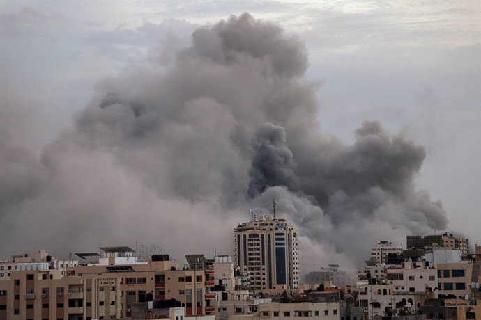 Columna de humo tras un bombardeo de Israel contra la Franja de Gaza