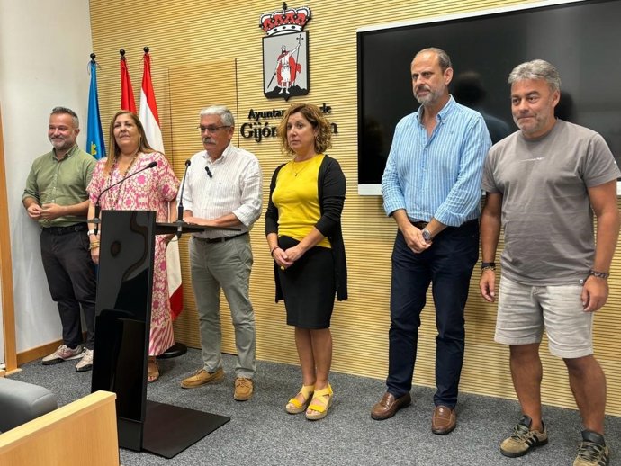 El portavoz socialista de Gijón, Luis Manuel Flórez 'Floro', acompañado de otros ediles del PSOE, en rueda de prensa en el Ayuntamiento gijonés.