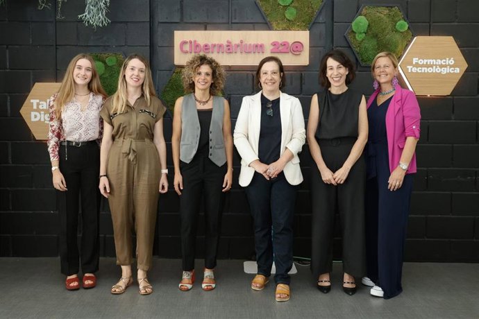 El Ayuntamiento de Barcelona presenta el Observatori de l'Educadió Computacional.