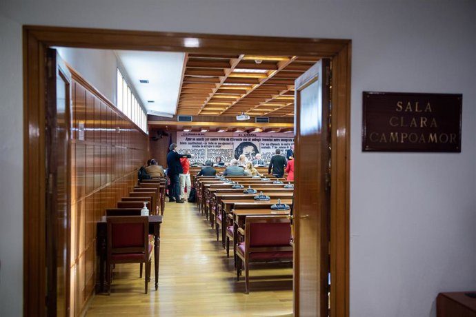 Archivo - Puerta de la sala Clara Campoamor donde se celebra la Comisión de Justicia, en el Senado, a 20 de diciembre de 2022, en Madrid (España).  Durante la comisión, se dictamina la Proposición de Ley Orgánica de transposición de directivas europeas 