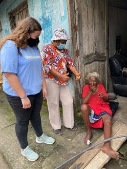 Voluntarios del Hogar de Nazaret atiende a una persona mayor en Ecuador.