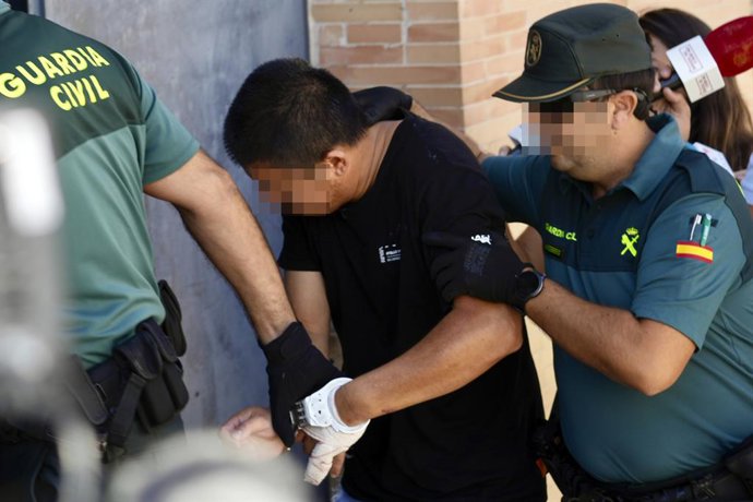 Archivo - El detenido por la muerte de su mujer entra en el juzgado número 3 de Utrera a 03 de agosto del 2023 en Utrera (Sevilla, Andalucía, España).El detenido por la muerte de su mujer pasa a disposición judicial este jueves en el juzgado número 3 de