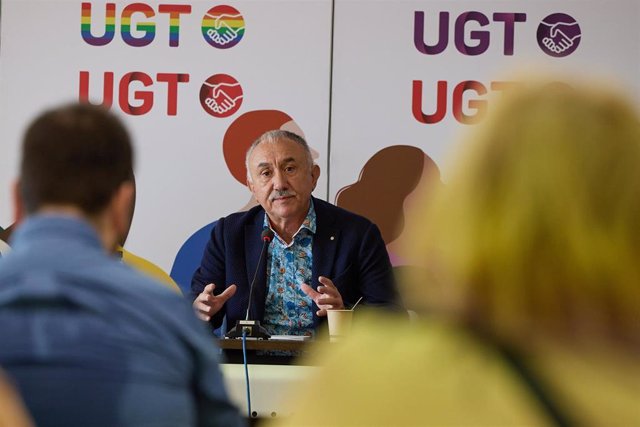 El secretario general de UGT, Pepe Álvarez, presentando en rueda de prensa un informe sobre la salud mental en el trabajo