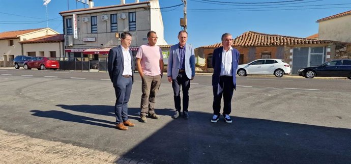 El jefe de la Unidad de Carreteras de Zamora, Adolfo Güell; el técnico superior y director facultativo de la obra, Guillermo Vicente; el subdelegado del Gobierno en Zamora, Ángel Blanco; y el alcalde de Pozuelo de Tábara, Jesús Ángel Tomás.