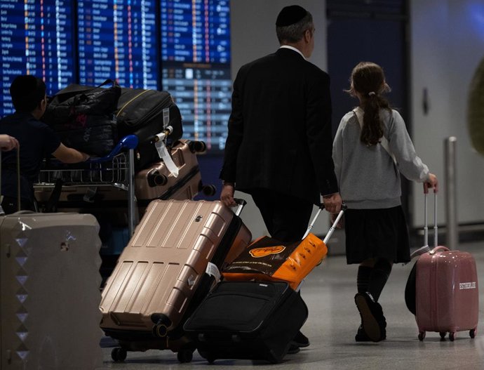 Passengers from Tel Aviv arrive in Frankfurt airport. 
