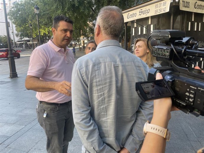 El senador socialista por el PSOE de Huelva, Amaro Huelva, en rueda de prensa.