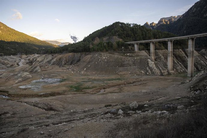 Archivo - Vista del pantano de La Llosa del Cavall, a 24 de noviembre de 2022, en Barcelona, Catalunya (España). La Generalitat ha declarado la alerta por sequía en las cuenca del Ter-Llobregat (Barcelona), que abastece el área metropolitana de Barcelon