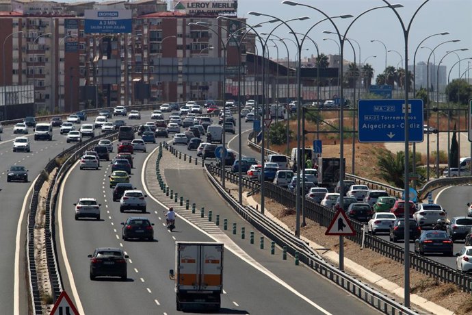 Archivo - Coches en la autovía de entrada a Málaga 