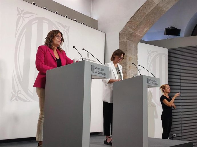 La consellera de Presidencia, Laura Vilagr, y la consellera de Acción Exterior y Unión Europea, Meritxell Serret, en rueda de prensa.