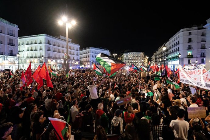 Cientos de personas protestan durante una concentración contra un nuevo acto de terrorismo israelí en la Puerta del Sol