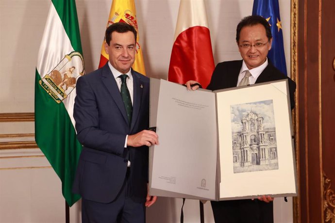 El presidente de la Junta de Andalucía, Juanma Moreno, se reúne en San Telmo con el embajador de Japón en España, Takahiro Nakamae, a 10 de octubre de 2023 en Sevilla (Andalucía, España)