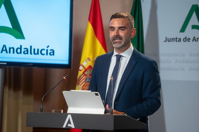 El consejero de Sostenibilidad, Medio Ambiente y Economía Azul y portavoz del Gobierno, Ramón Fernández-Pacheco, durante la rueda de prensa en el Palacio de San Telmo. A 10 de octubre de 2023, en Sevilla (Andalucía, España). Como cada martes, el Consejo