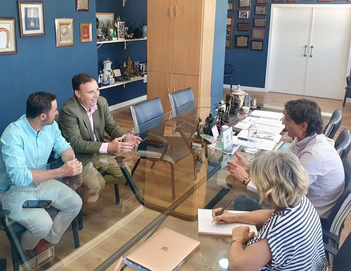 Los diputados de Deportes y Reto Demográfico de la Diputación de Huelva, Juan Daniel Romero y José Carlos Roda, respectivamente, han mantenido una reunión con el presidente del Real Club Recreativo de Huelva, Jesús Vázquez, y la consejera, Begoña Calder