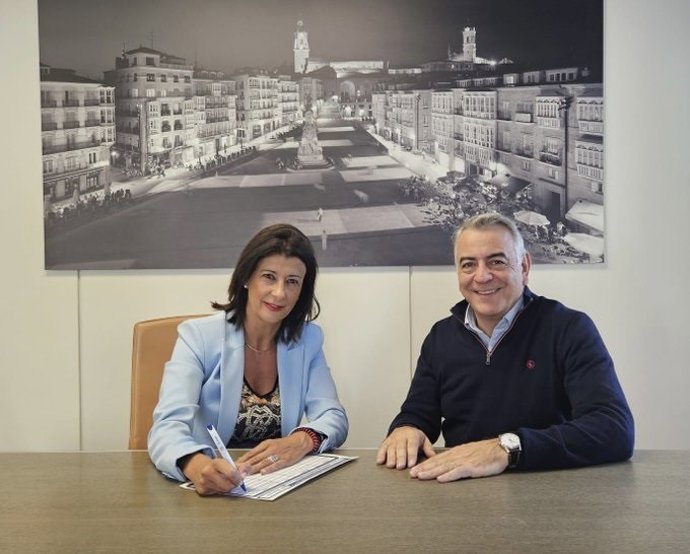 Laura Garrido firma el aval a la candidatura de Kavier de Ándrés.