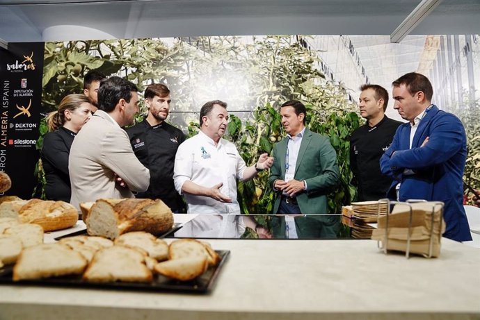 El chef Martín Berasategui visita el expositor de 'Sabores Almería' en San Sebastián Gastronomika.
